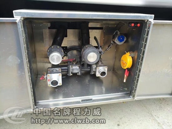 國五東風(fēng)12.5方運(yùn)油車