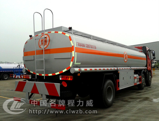 國五解放小三軸26方油罐車