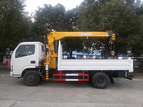 東風(fēng)多利卡3.4藍(lán)牌隨車(chē)吊
