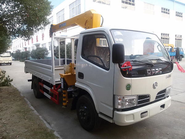 東風(fēng)多利卡3.4藍(lán)牌隨車(chē)吊