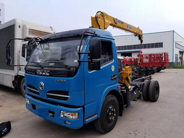 東風(fēng)3.4米藍(lán)牌隨車(chē)吊